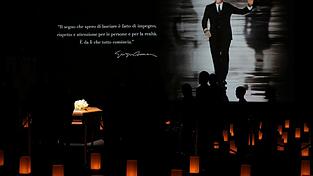 Der Sarg steht in dem Saal, in dem Giorgio Armani früher seine Modeschauen abnahm.