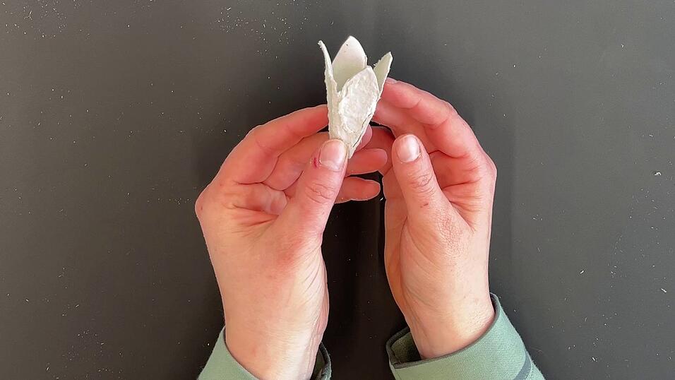 Schneide die H&uuml;tchen aus.