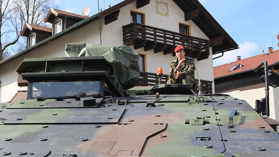 Major Sina Frontuto fuhr zum Abschied auf einem Panzer durch den Ort.