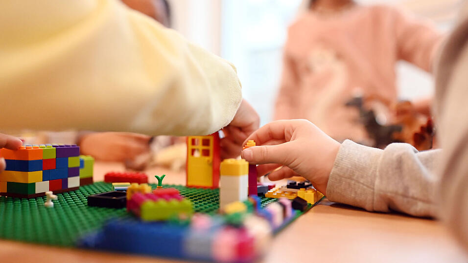 Für viele Familien stellen die hohen Betreuungsgebühren mittlerweile eine große Sorge dar. Auf der anderen Seite sind die Einrichtungen auf finanzielle Unterstützung angewiesen. Für viele Familien stellen die hohen Betreuungsgebühren mittlerweile eine große Sorge dar. Auf der anderen Seite sind die Einrichtungen auf finanzielle Unterstützung angewiesen.