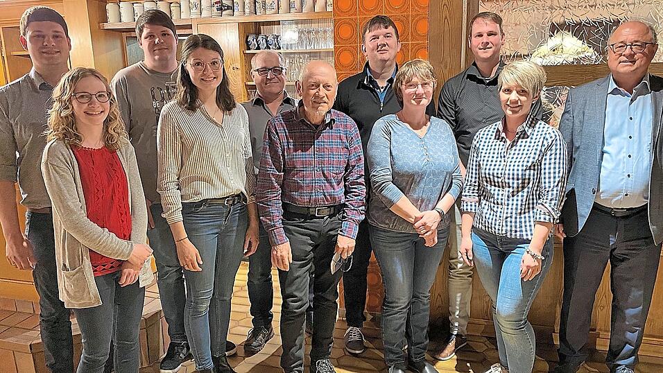 Die verj&uuml;ngte Vorstandschaft der Dorfgemeinschaft Kn&ouml;bling mit dem neuen Vorsitzenden Thomas Bauer an der Spitze (Dritter von rechts) sowie B&uuml;rgermeister Max Schmaderer (rechts)