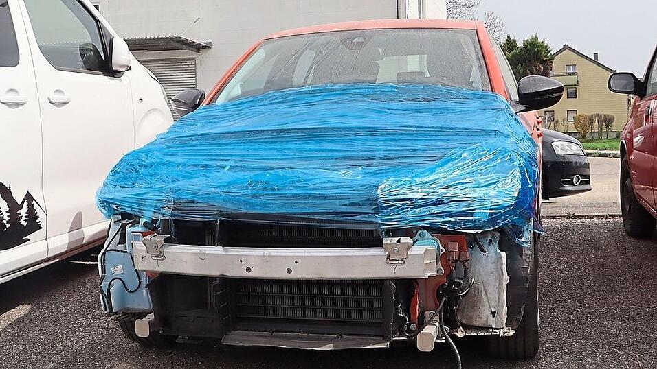 Ohne Motorhaube und Frontsch&uuml;rze: Unbekannte T&auml;ter haben den E-Corsa auf dem Gel&auml;nde eines Autohauses als Ersatzteillager missbraucht.