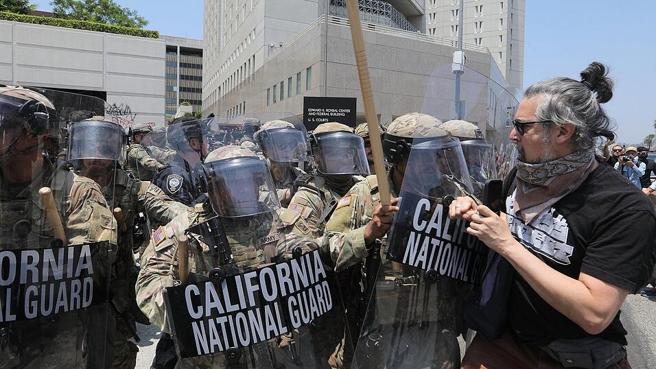 Soldaten der kalifornischen Nationalgarde stehen Demonstranten vor dem Los Angeles Federal Detention Center gegen&uuml;ber. Seit Tagen wird in Kalifornien gegen Operationen der US-Einwanderungsbeh&ouml;rde ICE protestiert.