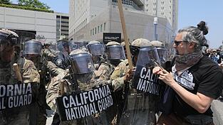 Soldaten der kalifornischen Nationalgarde stehen Demonstranten vor dem Los Angeles Federal Detention Center gegen&uuml;ber. Seit Tagen wird in Kalifornien gegen Operationen der US-Einwanderungsbeh&ouml;rde ICE protestiert.