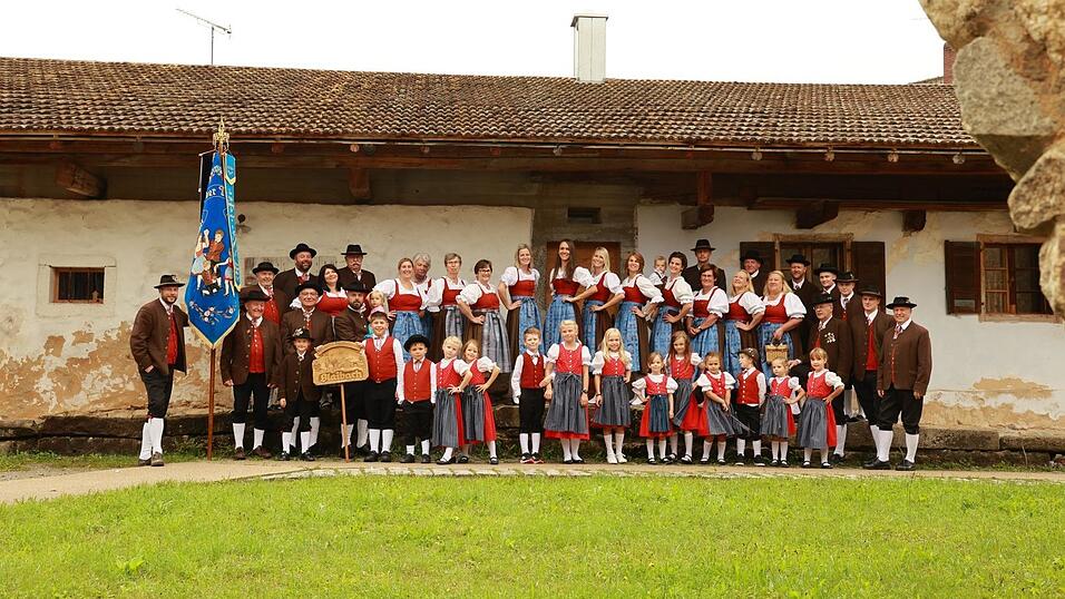 Die derzeit aktiven Vereinsmitglieder des Heimat- und Volkstrachtenvereins Blaibach