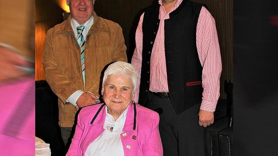 Erst drei Personen haben bisher den Respect Award erhalten: Fritz Pfaffl (v.li.), Barbara Sixt und Roland Pongratz. Am Freitag in einer Woche folgen weitere vier Preisträger. Erst drei Personen haben bisher den Respect Award erhalten: Fritz Pfaffl (v.li.), Barbara Sixt und Roland Pongratz. Am Freitag in einer Woche folgen weitere vier Preisträger.