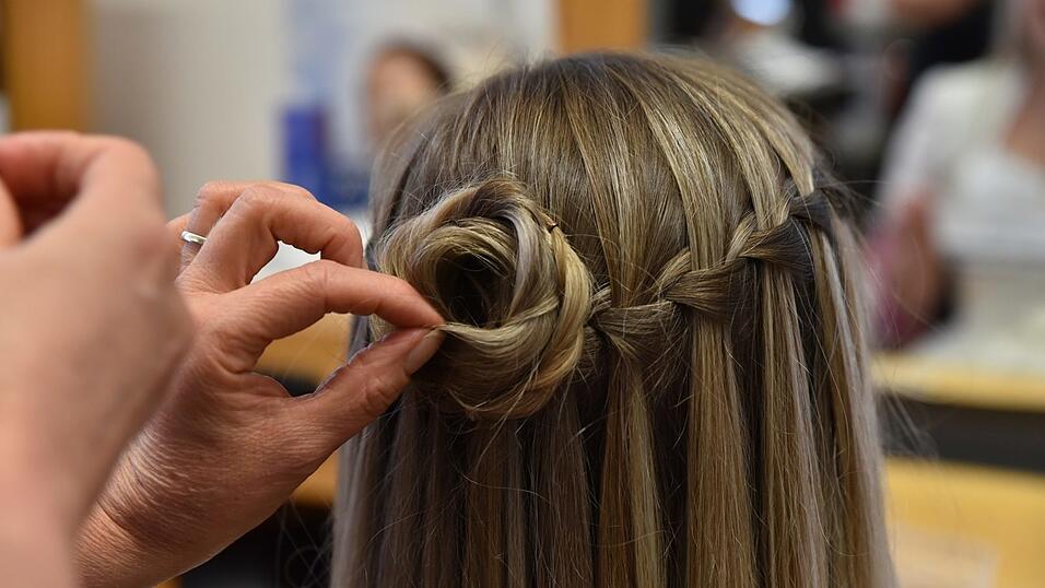 Jetzt die beiden Zöpfe nehmen und ineinander verdrehen und zu einem lockeren Dutt zusammenrollen. Mit Haargummis und Haarspray für festen Halt sorgen. Fertig. Jetzt die beiden Zöpfe nehmen und ineinander verdrehen und zu einem lockeren Dutt zusammenrollen. Mit Haargummis und Haarspray für festen Halt sorgen. Fertig.