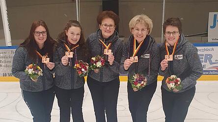 Nach dem verlorenen Halbfinale dauerte es ein wenig, bis sich Untertraubenbachs Stockschützinnen über DM-Bronze freuen konnten.