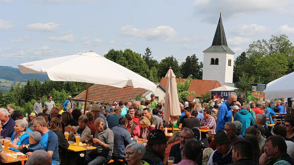 Viele Besucher am Hofgel&auml;nde der Familie Urban, mit Blick auf die Gallnerkirche.