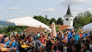 Viele Besucher am Hofgelände der Familie Urban, mit Blick auf die Gallnerkirche.