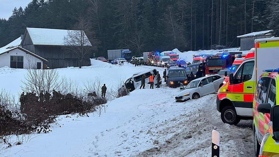 Mehrere Fahrzeuge rutschten von der Stra&szlig;e ab. Die Stra&szlig;e wurde zur R&auml;umung der Unfallstelle komplett gesperrt.