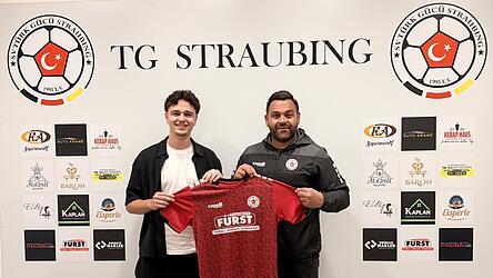 Der SV T&uuml;rk G&uuml;c&uuml; Straubing um den Sportlichen Leiter Onur &Ouml;rs (r.) angelt sich die Dienste von Drini Kamerolli.
