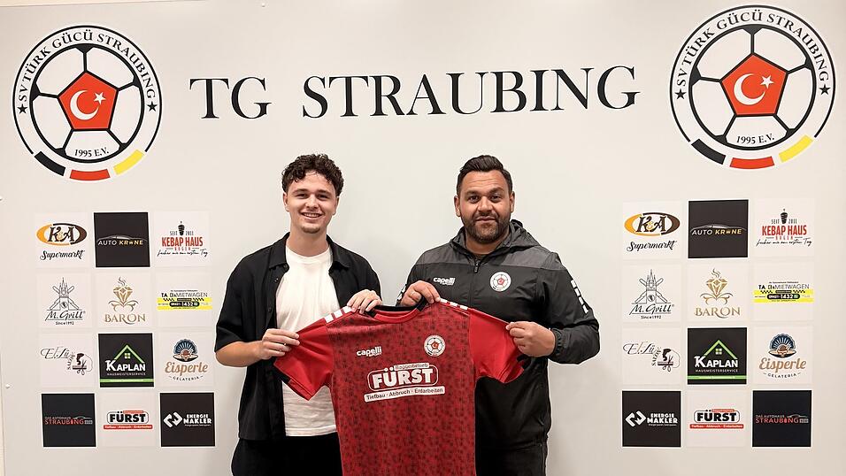 Der SV T&uuml;rk G&uuml;c&uuml; Straubing um den Sportlichen Leiter Onur &Ouml;rs (r.) angelt sich die Dienste von Drini Kamerolli.