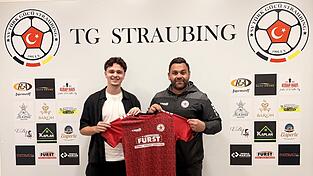 Der SV T&uuml;rk G&uuml;c&uuml; Straubing um den Sportlichen Leiter Onur &Ouml;rs (r.) angelt sich die Dienste von Drini Kamerolli.