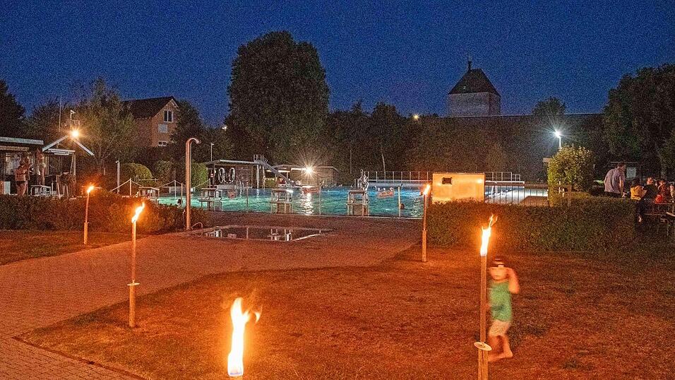 Nach Einbruch der Dunkelheit markierten Fackeln die Wege im Freibadgelände und zum Becken. Nach Einbruch der Dunkelheit markierten Fackeln die Wege im Freibadgelände und zum Becken.