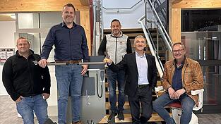 Praxistest vor Ort. Der Leiter der Kreisentwicklung Tobias Wittenzellner (2.v.l.) und der Patersdorfer Bürgermeister Adolf Muhr (r.) testen die Treppenlifte, mit dabei: Landrat Ronny Raith (2.v.r.), Firmengründer Werner Tremmel (Mitte) und Geschäftsführer Marco Tremmel. Praxistest vor Ort. Der Leiter der Kreisentwicklung Tobias Wittenzellner (2.v.l.) und der Patersdorfer Bürgermeister Adolf Muhr (r.) testen die Treppenlifte, mit dabei: Landrat Ronny Raith (2.v.r.), Firmengründer Werner Tremmel (Mitte) und Geschäftsführer Marco Tremmel.