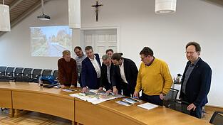 Beim Termin mit der Deutschen Bahn im Landratsamt. Beim Termin mit der Deutschen Bahn im Landratsamt.