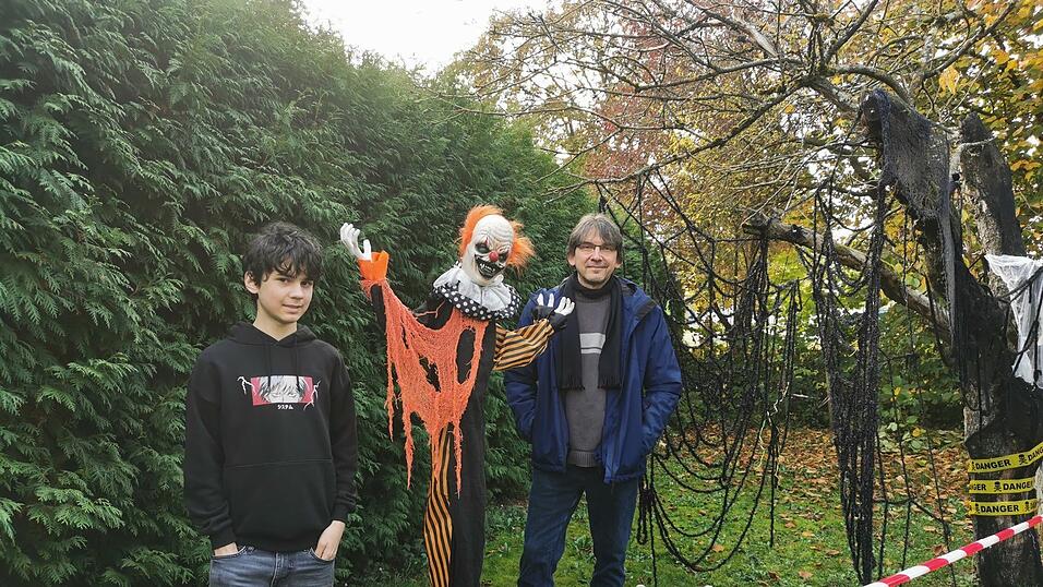 Benjamin hat sich viel Mühe gegeben, damit den Besuchern beim 'Halloween-Rundgang' ein kleiner Schauer über den Rücken laufen kann. Vater Roland Gschlößl hat ihn beim Aufbau unterstützt. Benjamin hat sich viel Mühe gegeben, damit den Besuchern beim 'Halloween-Rundgang' ein kleiner Schauer über den Rücken laufen kann. Vater Roland Gschlößl hat ihn beim Aufbau unterstützt.
