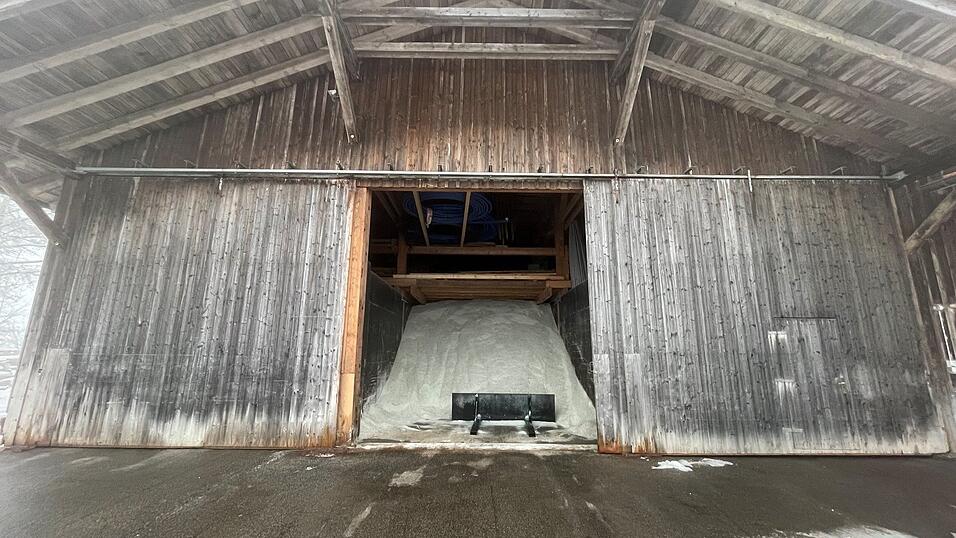 Das Salzlager in der Gemeinde St. Englmar. Die Gemeinde hat vorgesorgt und gen&uuml;gend Streusalz bis zum Winterende.