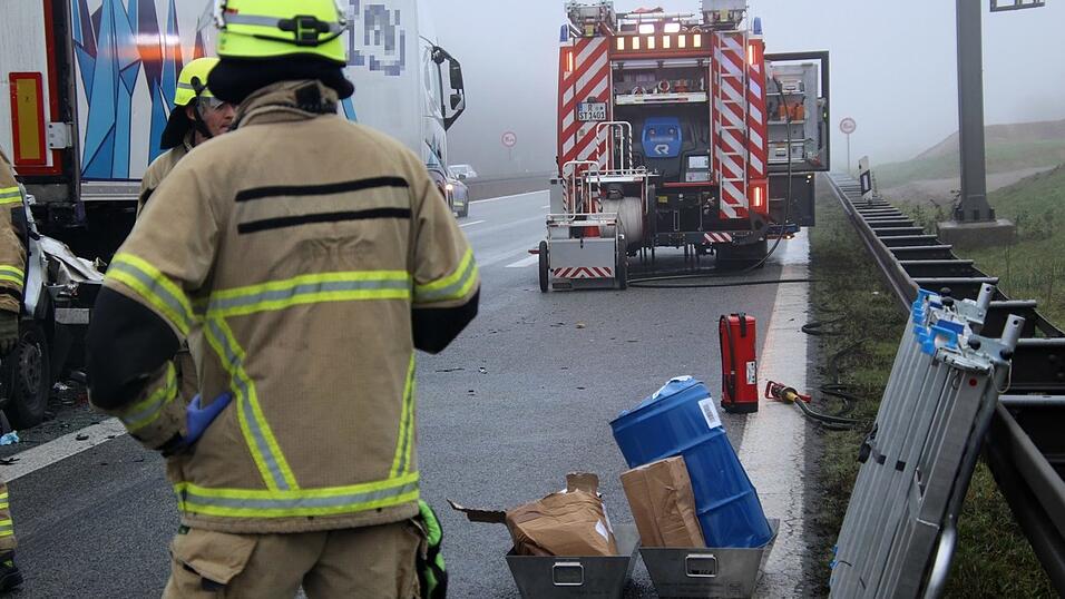 Am Dienstagvormittag fuhr ein Lkw-Fahrer einem anderen Laster auf der A3 bei Regensburg auf. Infolgedessen wurde der Fahrer in seinem Fahrzeug eingeklemmt. Am Dienstagvormittag fuhr ein Lkw-Fahrer einem anderen Laster auf der A3 bei Regensburg auf. Infolgedessen wurde der Fahrer in seinem Fahrzeug eingeklemmt.