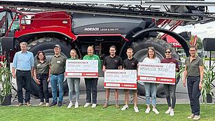 Der Sportclub Aufhausen, die Reiterfreunde Höcking-Landau und die FFW Wolfsdorf-Fichtheim erhielten jeweils eine Spende in Höhe von 1.500 Euro von Theodor Leeb (l.) und Judith Ehmann-Leeb (r.). Der Sportclub Aufhausen, die Reiterfreunde Höcking-Landau und die FFW Wolfsdorf-Fichtheim erhielten jeweils eine Spende in Höhe von 1.500 Euro von Theodor Leeb (l.) und Judith Ehmann-Leeb (r.).