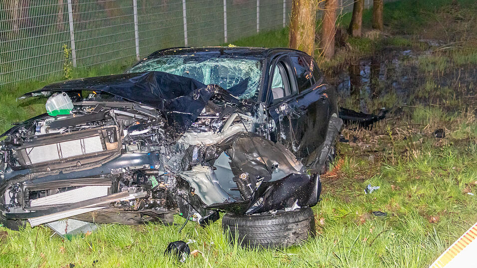 Der Volvo wurde bei dem Unfall komplett demoliert, auch die Leitplanke trug einigen Schaden davon.
