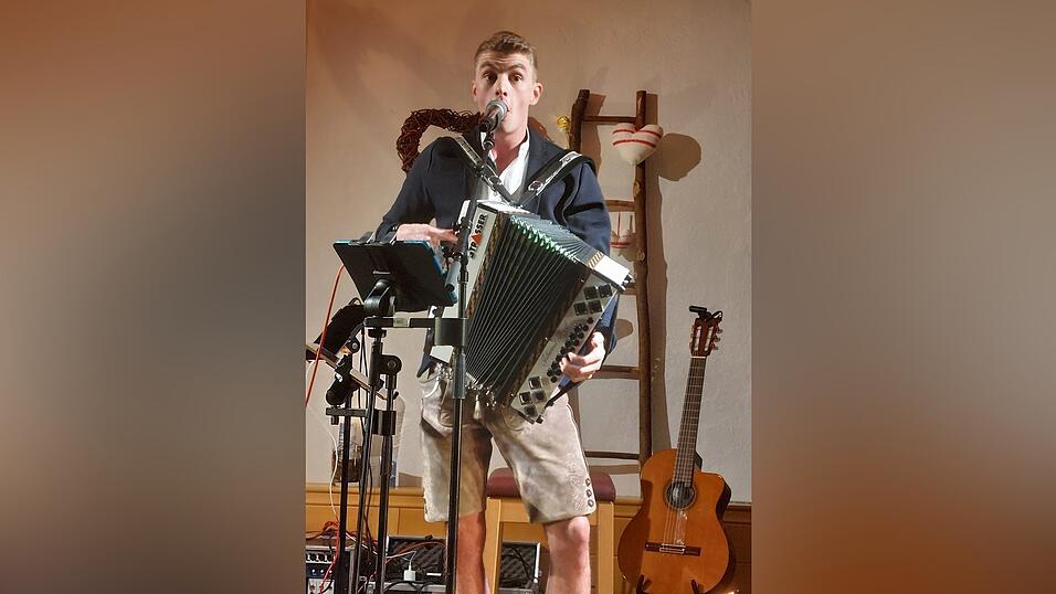 Johannes Niggl mit seiner Steirischen Harmonika.