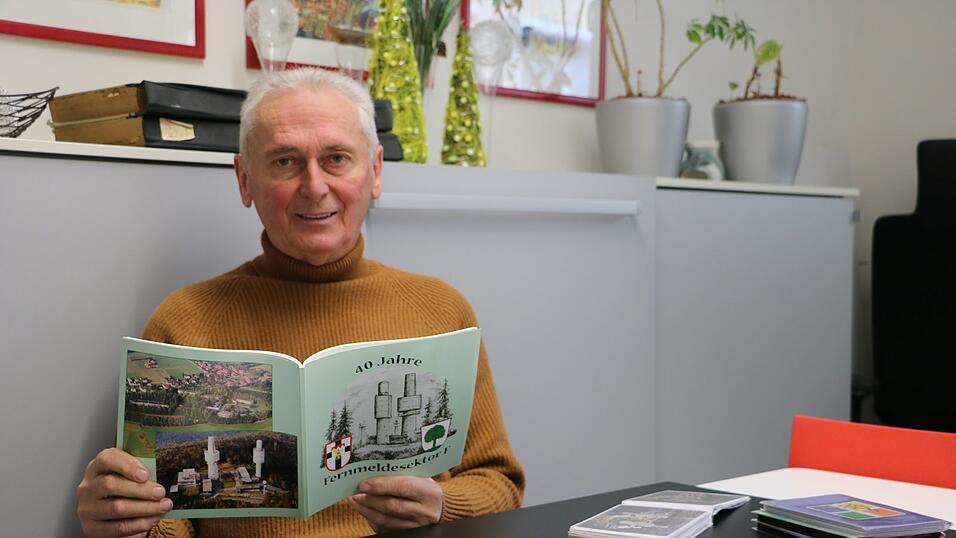 Wolfgang Sterr bl&auml;ttert in der Festschrift &bdquo;40 Jahre Fernmeldesektor&ldquo;.