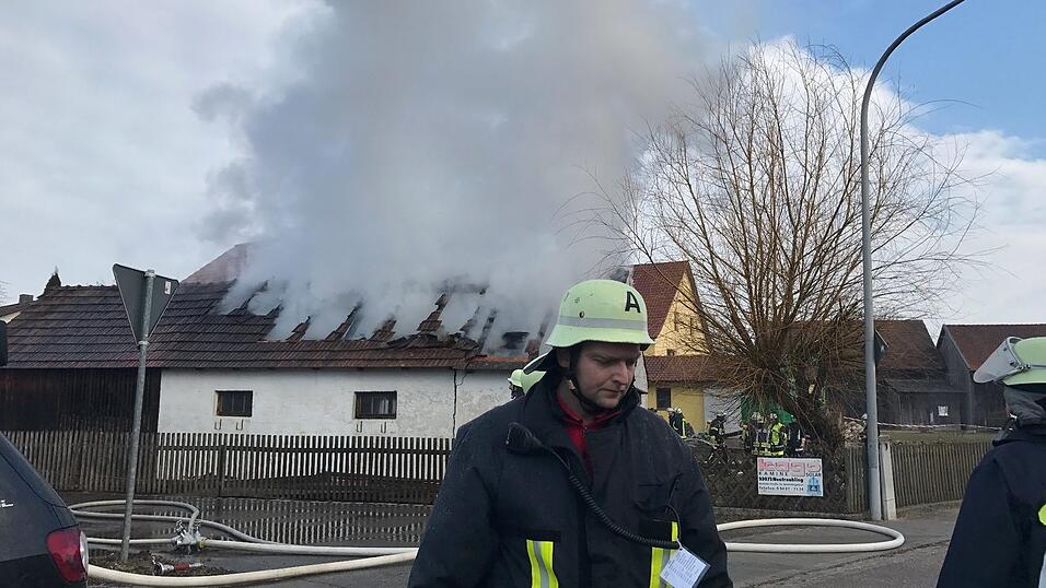 In Thumhausen bei Nittendorf fing eine Scheune Feuer.
