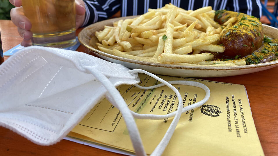 Wer aktuell in einem Restaurant essen will, braucht neben der Maske auch einen Impfnachweis - oder einen gültigen Test.