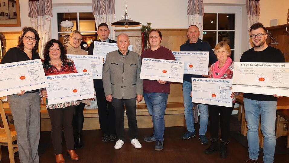 Einen Spendenscheck in Höhe von jeweils 1 000 Euro überreichte Gastwirt Günther Klein (Mitte) an Ursula Pangerl (Grundschule; v.l.), Rosemarie Wagner (Sonderpädagogisches Förderzentrum), Irina Bernhardt (Kindergarten St. Josef), Christian Geiger (FFW Pirka), Thomas Schnitzbauer (Stadtkapelle), Martin Wühr (FC-Viechtach), Heidi Bachl (kontakTiere) und Max Straßer (Stadtspielmannszug). Einen Spendenscheck in Höhe von jeweils 1 000 Euro überreichte Gastwirt Günther Klein (Mitte) an Ursula Pangerl (Grundschule; v.l.), Rosemarie Wagner (Sonderpädagogisches Förderzentrum), Irina Bernhardt (Kindergarten St. Josef), Christian Geiger (FFW Pirka), Thomas Schnitzbauer (Stadtkapelle), Martin Wühr (FC-Viechtach), Heidi Bachl (kontakTiere) und Max Straßer (Stadtspielmannszug).