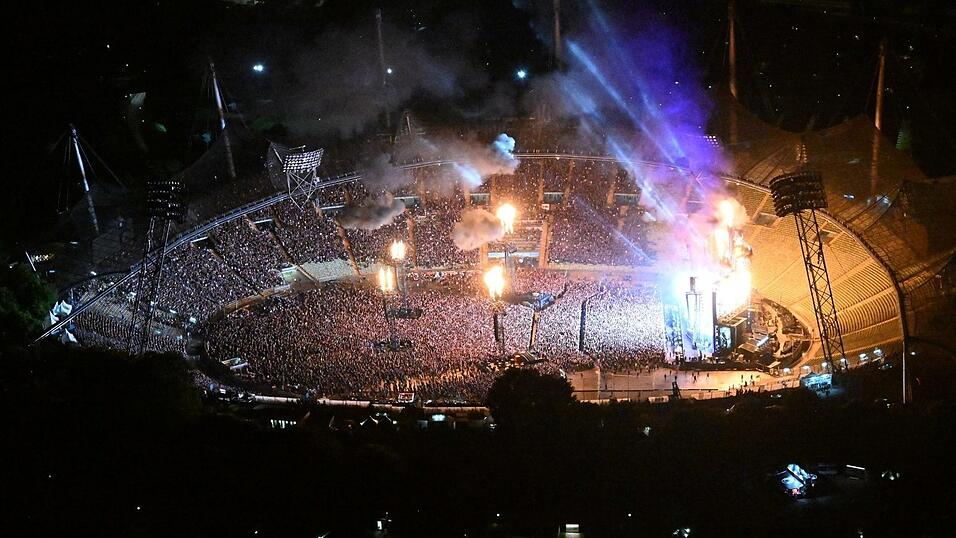 Tausende Zuschauer verfolgen das Konzert der Band Rammstein im Olympiastadion.