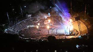 Tausende Zuschauer verfolgen das Konzert der Band Rammstein im Olympiastadion.