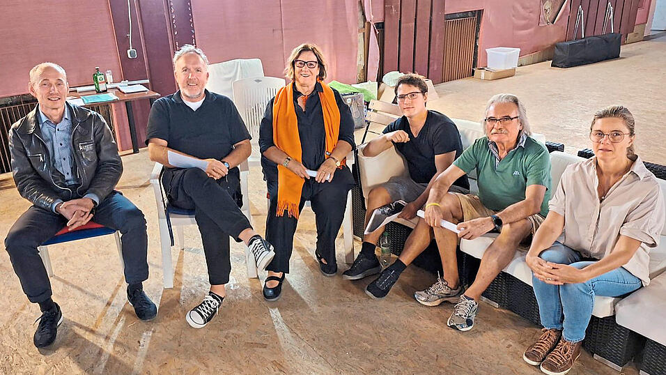 Trafen sich zu einem Kulturgespräch in den Gemäuern des Burgtheaters (von links): Stellvertretender Vorsitzender des Burgtheatervereins, Karl Reiml, die SPD-Stadträte Peter Stranninger, Gertrud Gruber, Simon Bucher und Peter Euler sowie Vereins-Schriftführerin Tanja Deutsch. Trafen sich zu einem Kulturgespräch in den Gemäuern des Burgtheaters (von links): Stellvertretender Vorsitzender des Burgtheatervereins, Karl Reiml, die SPD-Stadträte Peter Stranninger, Gertrud Gruber, Simon Bucher und Peter Euler sowie Vereins-Schriftführerin Tanja Deutsch.