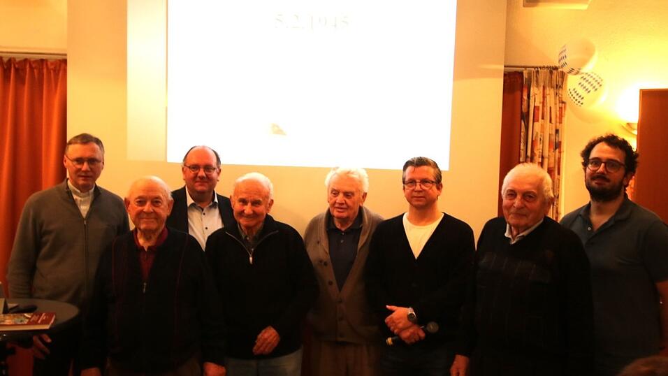 Einige Zeitzeugen lie&szlig;en die G&auml;ste an ihren teils lustigen, aber auch traurigen Erinnerungen teilhaben. Pfarrer Markus Daschner, Sepp Danner, B&uuml;rgermeister Herbert Lichtinger, Xaver M&auml;rkl, Ludwig Stadler, Robert Schrock, Hubert Zellmer und Ortssprecher Johannes Bayer (von links).