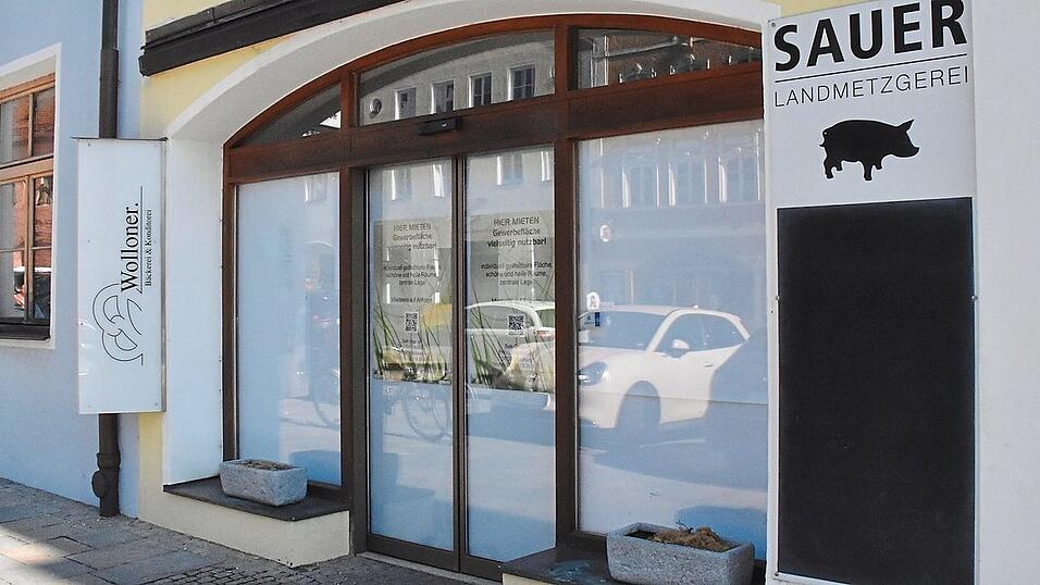 Die Metzgerei Sauer ist seit Januar bereits geschlossen, seit dieser Woche zog auch die B&auml;ckerei Wolloner aus Vilsbiburg ab. Nun sind die Fenster verh&auml;ngt, bis neue Mieter gefunden werden.