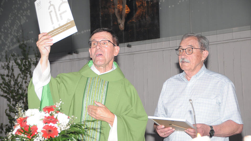 Stadtpfarrer August Lindmeier &uuml;berreicht dem langj&auml;hrigen Kirchenpfleger Herbert Beer eine Urkunde des Bistums und dankt f&uuml;r dessen ehrenamtliches Engagement.