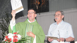 Stadtpfarrer August Lindmeier &uuml;berreicht dem langj&auml;hrigen Kirchenpfleger Herbert Beer eine Urkunde des Bistums und dankt f&uuml;r dessen ehrenamtliches Engagement.