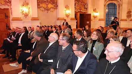 Vertreter von 15 Unternehmen und Jurymitglieder bei der Preisverleihung im Festsaal des Klosters. Vorne rechts: Gastgeber Abt Athanasius Berggold.