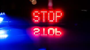 Ein Fahranf&auml;nger &uuml;berholte mit zu hoher Geschwindigkeit eine Zivilstreife der Polizei. (Symbolbild)