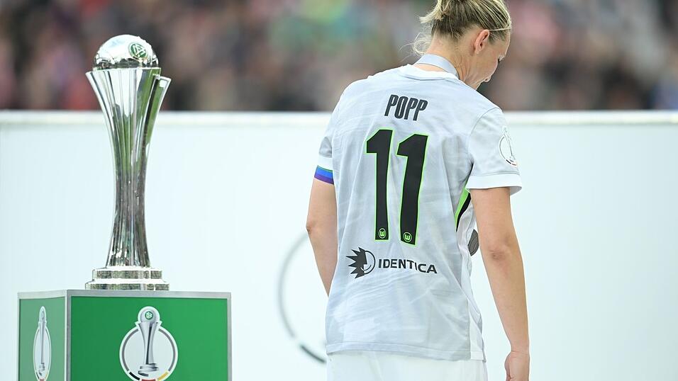 Abschied ohne Titel: Nach dem 0:4 ging Popp mit gesenktem Kopf an der Troph&auml;e vorbei.