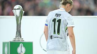 Abschied ohne Titel: Nach dem 0:4 ging Popp mit gesenktem Kopf an der Troph&auml;e vorbei.