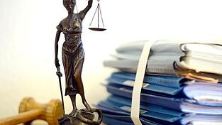 Die modellhafte Nachbildung der Justitia steht neben einem Holzhammer und einem Aktenstapel. Foto: Volker Hartmann/dpa Die modellhafte Nachbildung der Justitia steht neben einem Holzhammer und einem Aktenstapel. Foto: Volker Hartmann/dpa