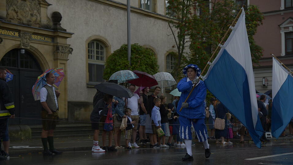 Zahlreiche Musik- und Trachtengruppen zogen nach dreij&auml;hriger Pause am Freitagabend zum Festplatz Am Hagen.&nbsp;