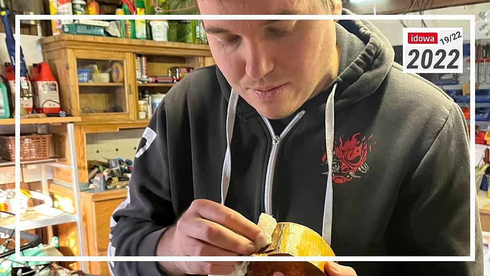 Für die idowa-Bucketlist versucht sich Patrick am Arbeiten mit Holz - nicht gerade seine Stärke. Für die idowa-Bucketlist versucht sich Patrick am Arbeiten mit Holz - nicht gerade seine Stärke.