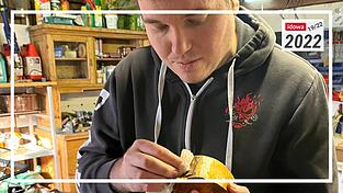 Für die idowa-Bucketlist versucht sich Patrick am Arbeiten mit Holz - nicht gerade seine Stärke. 