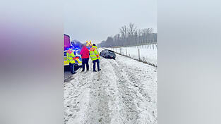 Ein 20-J&auml;hriger rutschte mit seinem grauen Auto bei dem Waldst&uuml;ck vor Rosenhof in den Graben. Eigentlich wollte er am Standstreifen der A 3 anhalten, wie die Verkehrspolizei mitteilt. Ihr erkl&auml;rte der Mann sp&auml;ter den Grund f&uuml;r das missgl&uuml;ckte Man&ouml;ver.