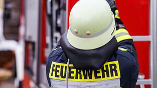 Ein Feuerwehrmann verletzte sich bei den L&ouml;scharbeiten leicht. (Symbolbild)