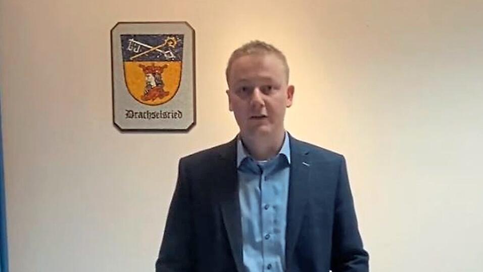 Bürgermeister Vogl hat seine erste Bürgerversammlung virtuell abgehalten. Er informierte darüber, dass Drachselsried mittlerweile 2 534 Einwohnern hat. 17 Geburten wurden heuer registriert und 36 Todesfälle waren zu beklagen, 112 Personen haben ihren Wohnsitz nach Drachselsried verlegt und 103 sind weggezogen. Bürgermeister Vogl hat seine erste Bürgerversammlung virtuell abgehalten. Er informierte darüber, dass Drachselsried mittlerweile 2 534 Einwohnern hat. 17 Geburten wurden heuer registriert und 36 Todesfälle waren zu beklagen, 112 Personen haben ihren Wohnsitz nach Drachselsried verlegt und 103 sind weggezogen.