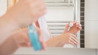 &Ouml;lige Haut pflegt man am besten mit leichten Feuchtigkeitsseren.